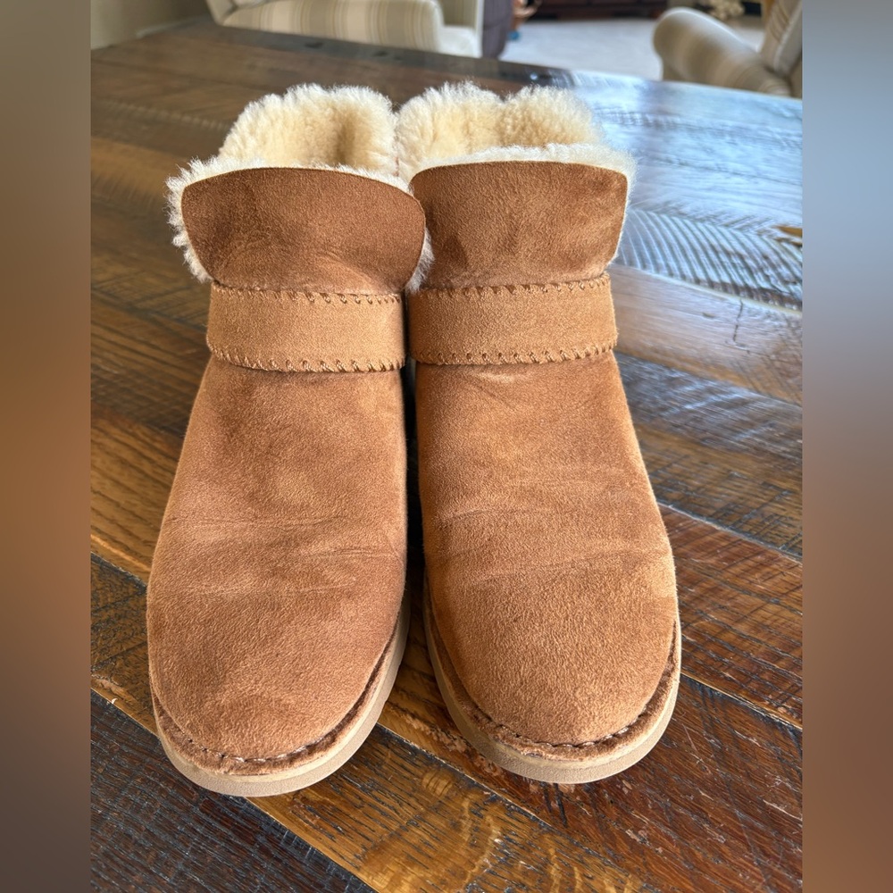 Ugg McKay boot
Size 9.5, color is chestnut - Picture 3 of 8
